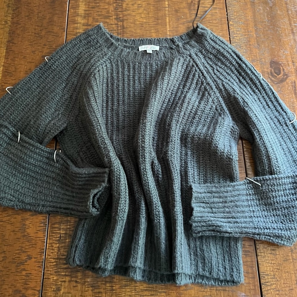 ⚡️MOVING SALE ⚡️Wyld Hart sweater ⚡️MOVING SALE ⚡️